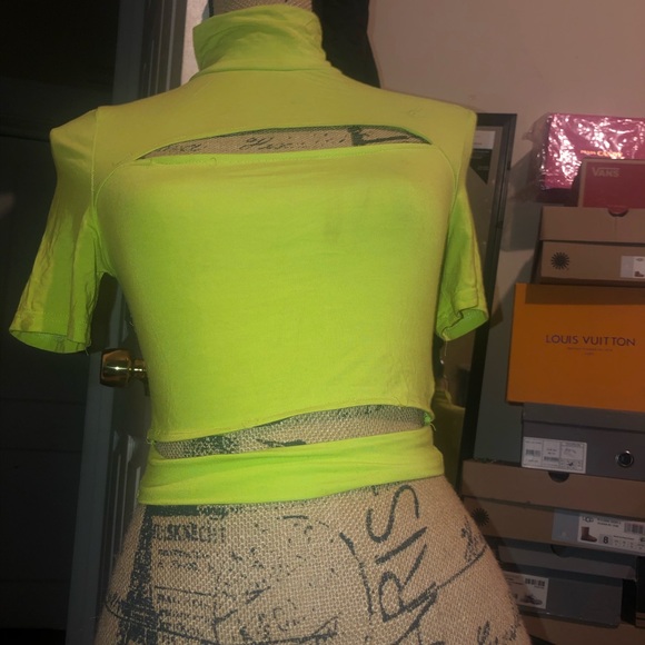 Split lime green crop top💕 - Picture 2 of 7